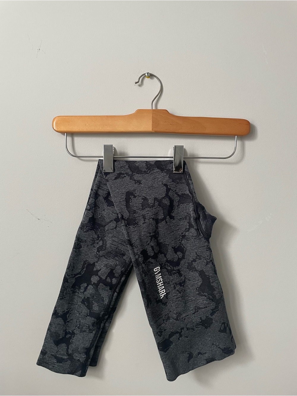 Gymshark Black and Gray Camo Leggings • Women’s XS/S